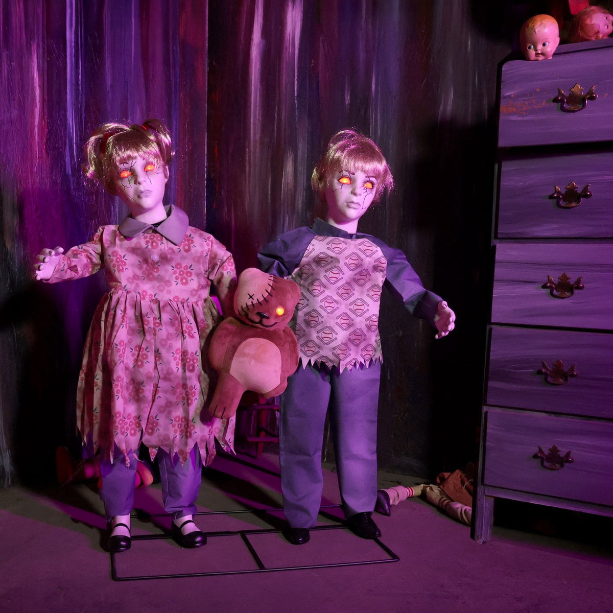 Witchwood™ Apocalypse Twins Halloween Animatronics with Red Eyes & Head Sync, 3-Ft