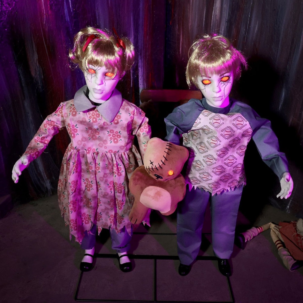 Witchwood™ Apocalypse Twins Halloween Animatronics with Red Eyes & Head Sync, 3-Ft